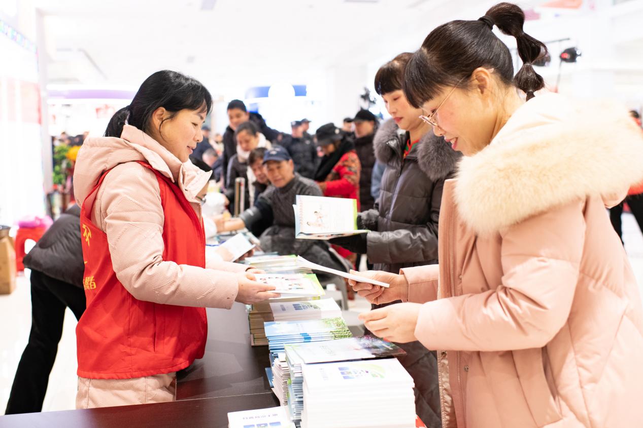 衡东县科协联合多部门开展文化科技卫生三下乡活动